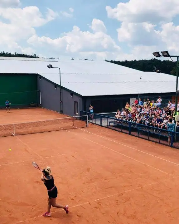 Prawdziwy widok kortów Servicom Tennis Club podczas wydarzenia tenisowego